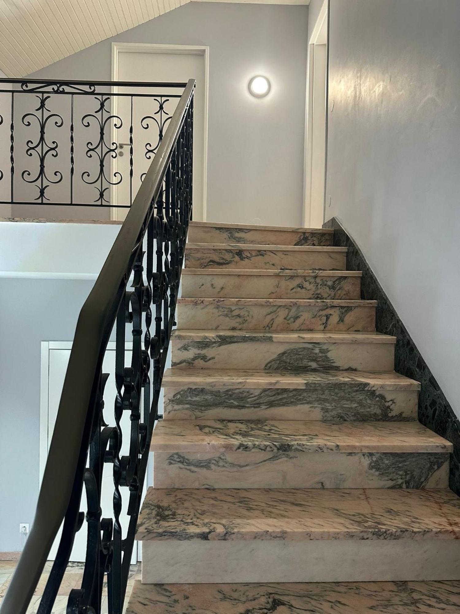Apartment Vaste Avec Parking Gratuit, Borne Dispo Et Espace De Travail